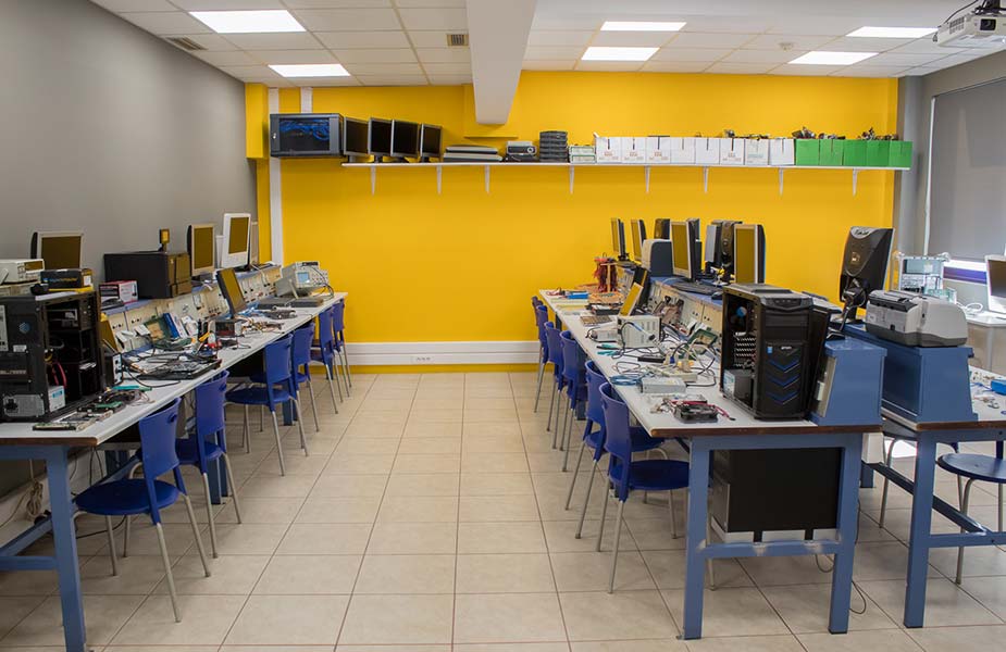 ΙΕΚ ΑΚΜΗ: Εργαστήριο Σχολής Τεχνικός Υπολογιστών